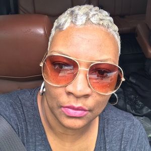 Meet your Posher, Olevia